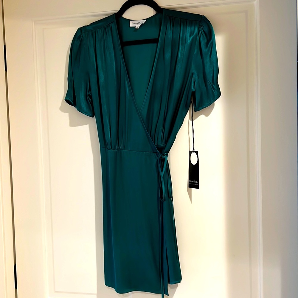 Beautiful green wrap dress- NWT!! 💚